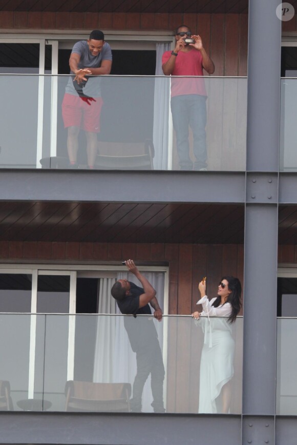 Kim Kardashian enceinte et son compagnon Kanye West, sur la terrasse de leur hôtel, saluent les fans ainsi que Will Smith qui loge juste à l'étage du dessus. Photo prise à Rio. Février 2013.