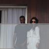 Kim Kardashian enceinte et Kanye West, sur la terrasse de leur hôtel, saluent les fans ainsi que Will Smith qui loge juste à l'étage du dessus. Photo prise à Rio. Février 2013.