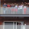 Kim Kardashian enceinte et Kanye West, sur la terrasse de leur hôtel, saluent les fans ainsi que Will Smith qui loge juste à l'étage du dessus. Photo prise à Rio. Février 2013.
