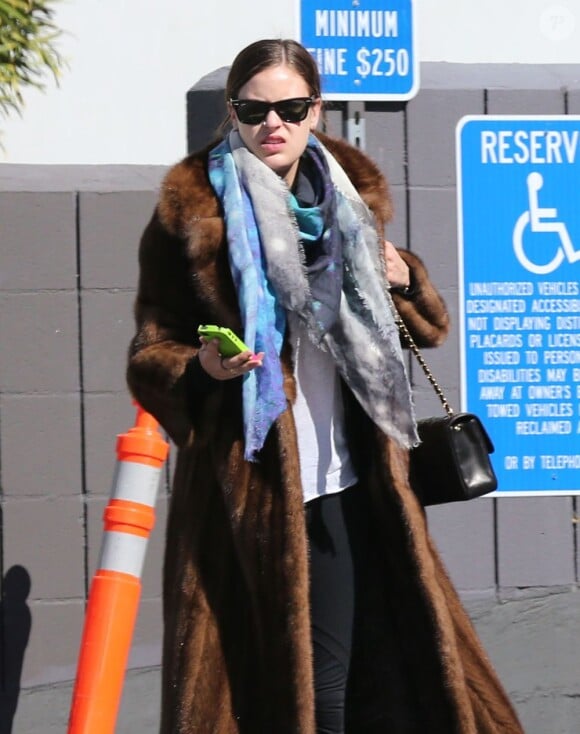 Exclu - Tallulah Willis en manteau de fourrure dans les rues de Los Angeles, le 11 février 2013.