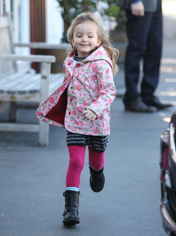 Ben Affleck, Jennifer Garner et leur fille Seraphina se rendent au Brentwood Country Mart et vont chercher Violet à l'école à Santa Monica, le 13 février 2013 - Seraphina en train de courir
