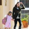 Ben Affleck, Jennifer Garner et leur fille Seraphina se rendent au Brentwood Country Mart et vont chercher Violet, toujours en rose, à l'école a Santa Monica, le 13 février 2013.