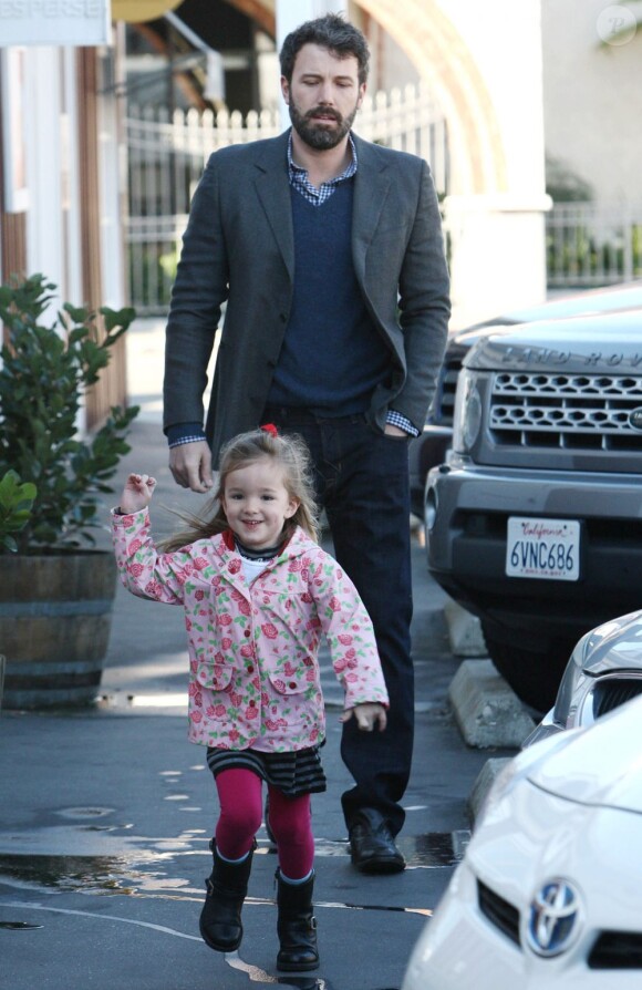 Ben Affleck et sa fille Seraphina très enjouée au Brentwood Country Mart, à Brentwood, le 13 février 2013