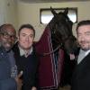 Exclusif - Le cheval Ready Cash qui tire la langue comme le heros du film Turf, entre Lucien Jean-Baptiste, Fabien Onteniente, et Philippe Duquesne - L'equipe du film "Turf" lors du 92eme Grand Prix d'Amerique a l'Hippodrome de Vincennes, le 27 janvier 2013.