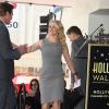 Simon Baker reçoit son étoile sur le célèbre Walk of fame devant son amie Naomi Watts à Hollywood, le 14 février 2013