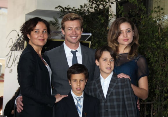 Simon Baker, entouré de sa femme et leurs enfants, reçoit son étoile sur le célèbre Walk of fame à Hollywood, le 14 février 2013