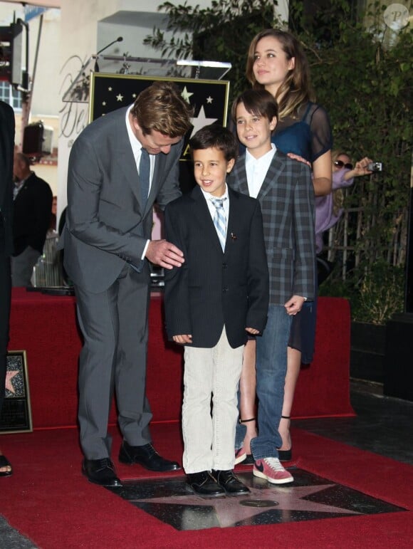 Simon Baker, entouré de ses enfants, reçoit son étoile sur le célèbre Walk of fame à Hollywood, le 14 février 2013
