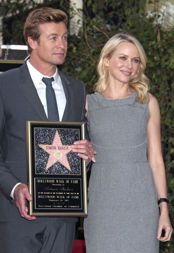 Simon Baker, entouré de Naomi Watts, reçoit son étoile sur le célèbre Walk of fame à Hollywood, le 14 février 2013