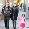 Johnny Hallyday et Laeticia font du shopping avec leurs filles - ici la petite Joy - dans le quartier de Pacific Palisades, à Los Angeles, le 14 février 2013.