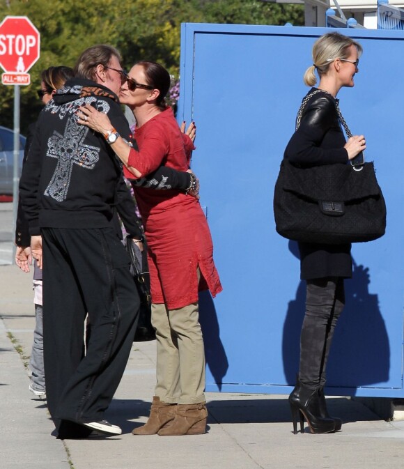 Johnny Hallyday et Laeticia à la sortie de l'école de leurs filles dans le quartier de Pacific Palisades, à Los Angeles, le 14 février 2013.