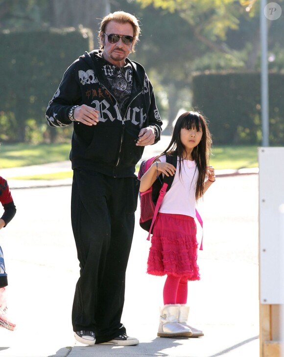 Johnny Hallyday à la sortie de l'école de ses filles - ici avec l'aînée Jade - dans le quartier de Pacific Palisades, à Los Angeles, le 14 février 2013.