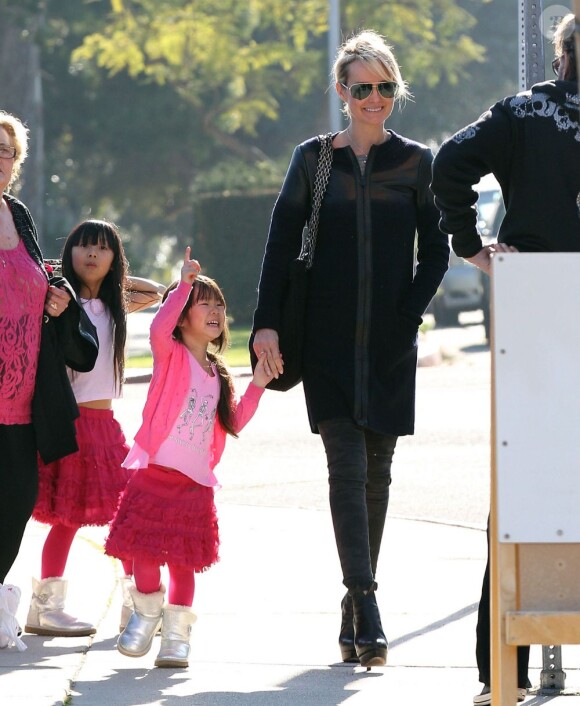 Laeticia Hallyday à la sortie de l'école de ses filles dans le quartier de Pacific Palisades, à Los Angeles, le 14 février 2013.