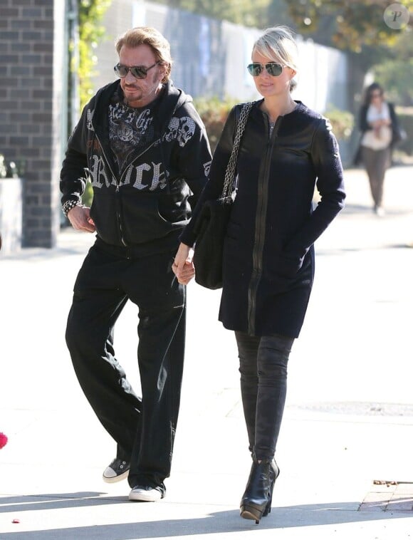 Johnny Hallyday et Laeticia font du shopping avec leurs filles dans le quartier de Pacific Palisades, à Los Angeles, le 14 février 2013. 