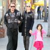 Johnny Hallyday et Laeticia font du shopping avec leurs filles - ici la petite Jade - dans le quartier de Pacific Palisades, à Los Angeles, le 14 février 2013. 