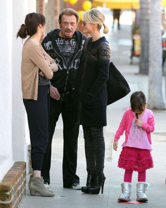 Johnny Hallyday et Laeticia font du shopping avec leurs filles - ici la petite Jade - dans le quartier de Pacific Palisades, à Los Angeles, le 14 février 2013. 