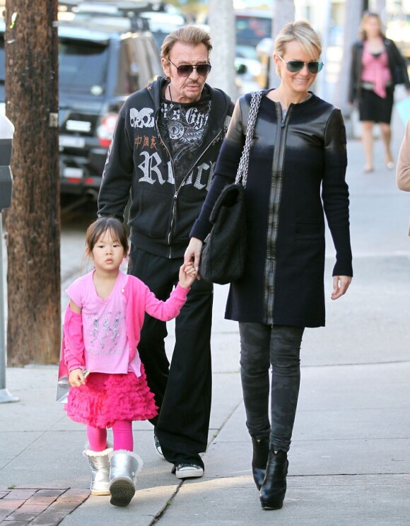 Johnny Hallyday et Laeticia font du shopping avec leurs filles - ici la petite Jade - dans le quartier de Pacific Palisades, à Los Angeles, le 14 février 2013. 