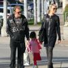Johnny Hallyday et Laeticia font du shopping avec leurs filles - ici la petite Jade - dans le quartier de Pacific Palisades, à Los Angeles, le 14 février 2013. 