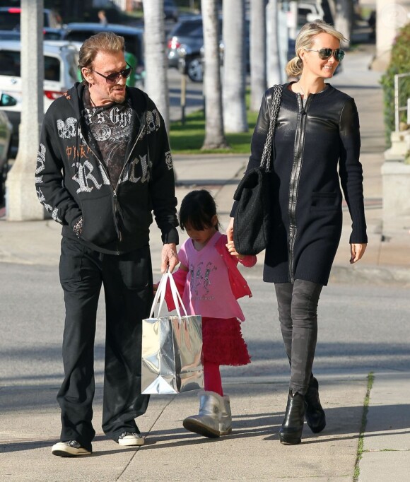 Johnny Hallyday et Laeticia font du shopping avec leurs filles - ici la petite Jade - dans le quartier de Pacific Palisades, à Los Angeles, le 14 février 2013. 