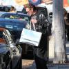 Johnny Hallyday charge la voiture après avoir fait du shopping en famille dans le quartier de Pacific Palisades, à Los Angeles, le 14 février 2013.