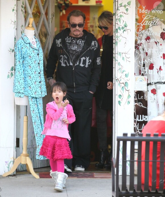 Johnny Hallyday et Laeticia quittent une boutique avec leurs filles - ici la petite Jade - dans le quartier de Pacific Palisades, à Los Angeles, le 14 février 2013.