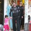 Johnny Hallyday et Laeticia quittent une boutique avec leurs filles - ici la petite Jade - dans le quartier de Pacific Palisades, à Los Angeles, le 14 février 2013.