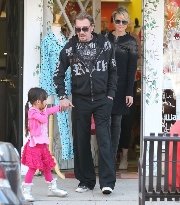 Johnny Hallyday et Laeticia quittent une boutique avec leurs filles - ici la petite Jade - dans le quartier de Pacific Palisades, à Los Angeles, le 14 février 2013.