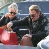Johnny Hallyday et Laeticia chargent la voiture après avoir fait du shopping en famille dans le quartier de Pacific Palisades, à Los Angeles, le 14 février 2013.