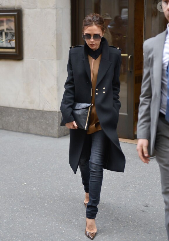 Victoria Beckham, entièrement habillée en Victoria Beckham et chaussée de souliers Manolo Blahnik pour sa séance shopping à New York. Le 12 février 2013.