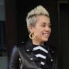 Miley Cyrus, ravissante à New York avec son perfecto court, sa maxi-robe Asos, son sac Versace et ses bottines Azzedina Alaïa. Le 14 février 2013.