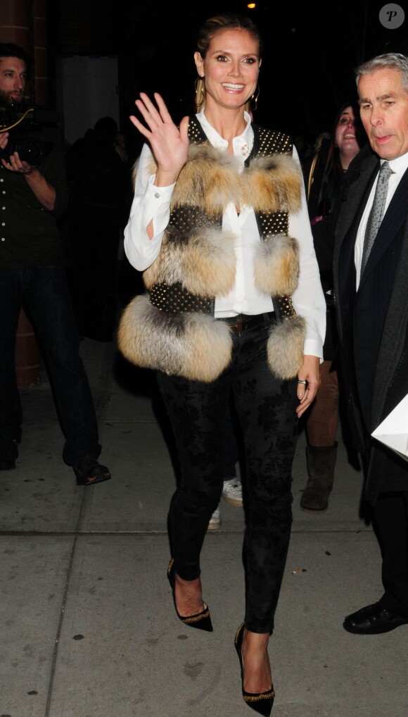 Heidi Klum assiste au défilé Kenneth Cole automne-hiver 2013 habillée d'un gilet Thomas Wilde, d'un pantalon Rag & Bone et de souliers 'Bengali' signés Christian Louboutin. New York, le 7 février 2013.