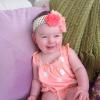 Sur Twitter, l'actrice Sara Rue nous présente son adorable Talulah qui porte un headband réalisé par sa maman. Juillet 2013.