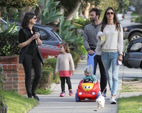 Alessandra Ambrosio en famille dans les rues de Los Angeles le 16 février 2013