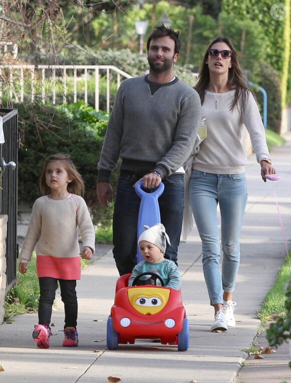 Alessandra Ambrosio en famille dans les rues de Los Angeles le 16 février 2013
