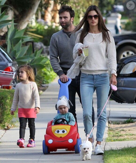 Alessandra Ambrosio en famille dans les rues de Los Angeles le 16 février 2013
