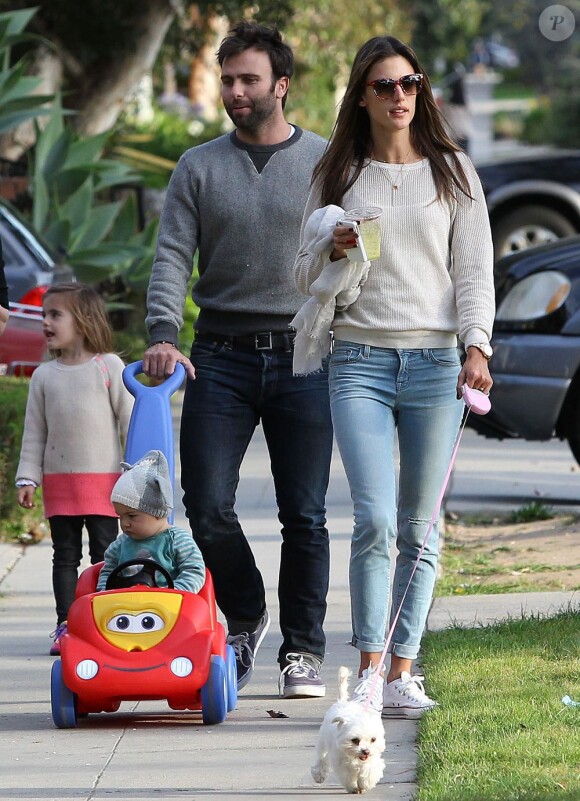 Alessandra Ambrosio en famille dans les rues de Los Angeles le 16 février 2013