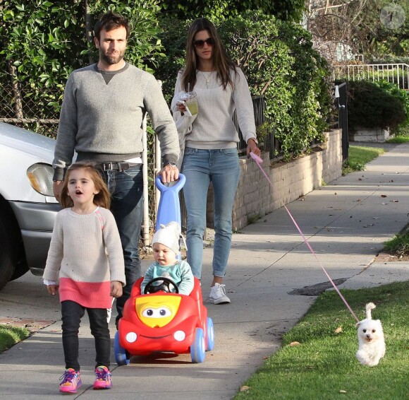 Alessandra Ambrosio en famille dans les rues de Los Angeles le 16 février 2013