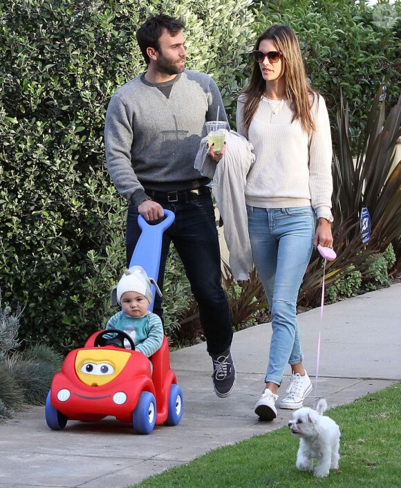 Alessandra Ambrosio en famille dans les rues de Los Angeles le 16 février 2013