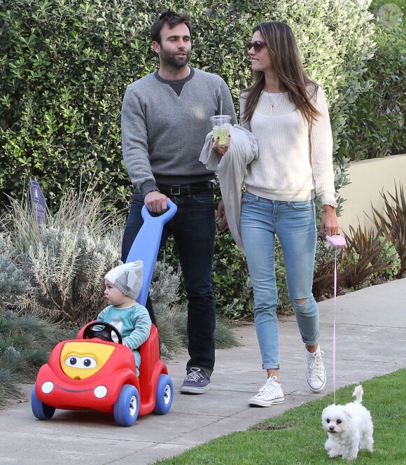 Alessandra Ambrosio en famille dans les rues de Los Angeles le 16 février 2013