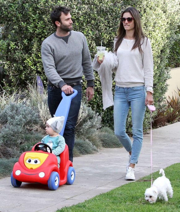 Alessandra Ambrosio en famille dans les rues de Los Angeles le 16 février 2013