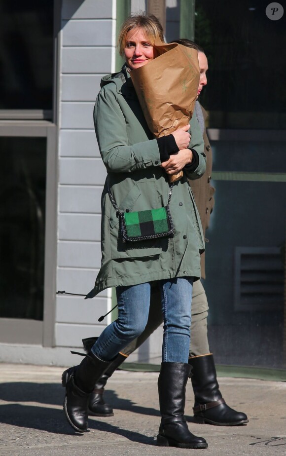 La jolie Cameron Diaz se promène avec une amie dans les rues de New-York, le 15 février 2013.