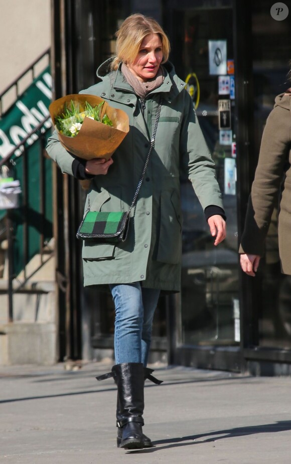 Cameron Diaz se promène avec une amie dans les rues de New-York, le 15 février 2013.