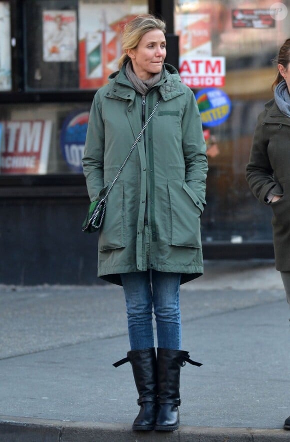 L'actrice Cameron Diaz se promène avec une amie dans les rues de New-York, le 15 février 2013.