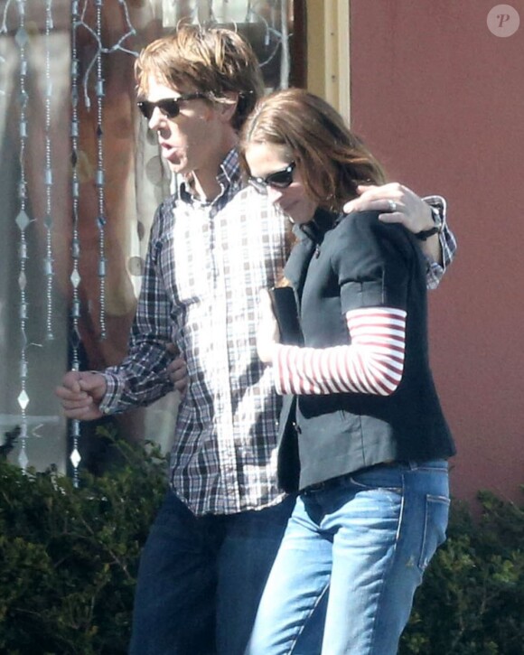 Amoureux comme au premier jour ! Julia Roberts et son mari Dave s'accordent un moment à deux le 16 février à Santa Monica