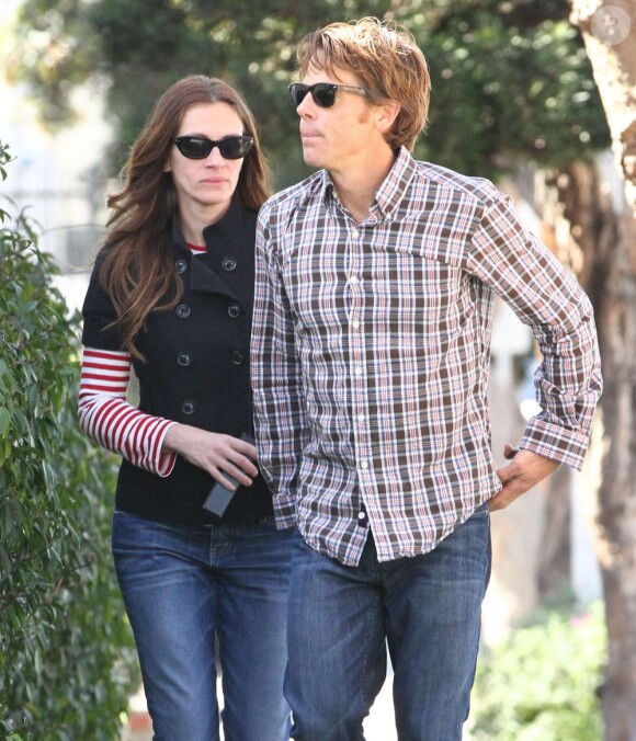 Julia Roberts et son mari Dave s'accordent un moment à deux le 16 février à Santa Monica par une belle journée ensoleillée