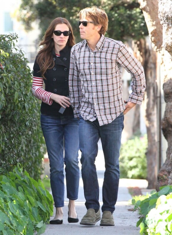 La splendide Julia Roberts et son mari Dave s'accordent un moment à deux le 16 février à Santa Monica
