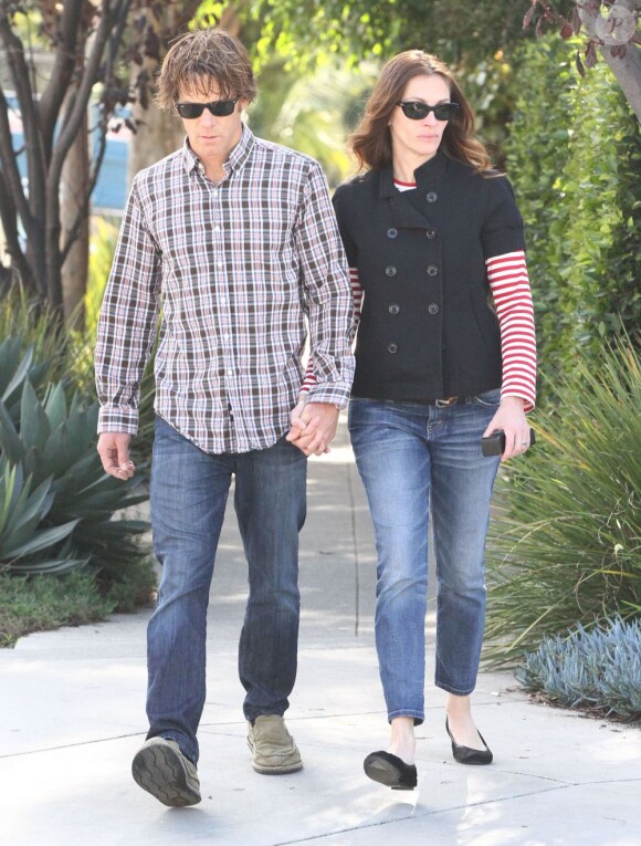 Julia Roberts et son mari Dave s'accordent un moment à deux le 16 février à Santa Monica