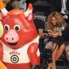 Beyoncé et une amie, ravies de prendre le postérieur de la mascotte des Bulls en photo lors du All Star Game 2013 qui se déroulait à Houston le 17 février 2013