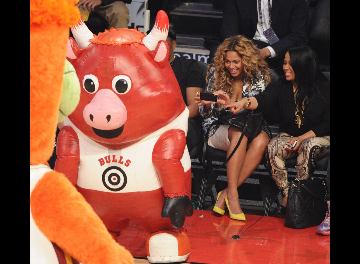 Photo : Beyoncé et une amie, ravies de prendre le postérieur de la ...