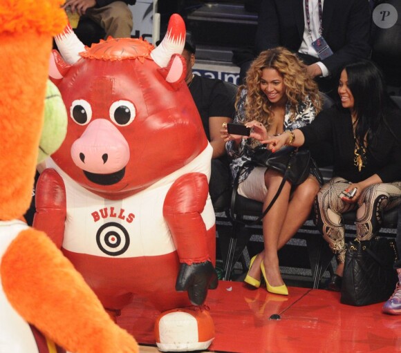 Beyoncé et une amie, ravies de prendre le postérieur de la mascotte des Bulls en photo lors du All Star Game 2013 qui se déroulait à Houston le 17 février 2013