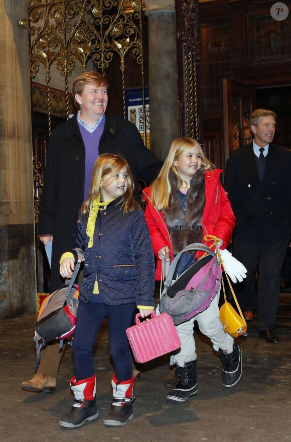 Destination vacances ! Le prince Willem-Alexander des Pays-Bas, la princesse Maxima et leurs filles Catharina-Amalia, Alexia et Ariane embarquaient le 15 février 2013 à Amsterdam à destination de l'Autriche et des sports d'hiver à Lech am Arlberg, leur break hivernal annuel.
